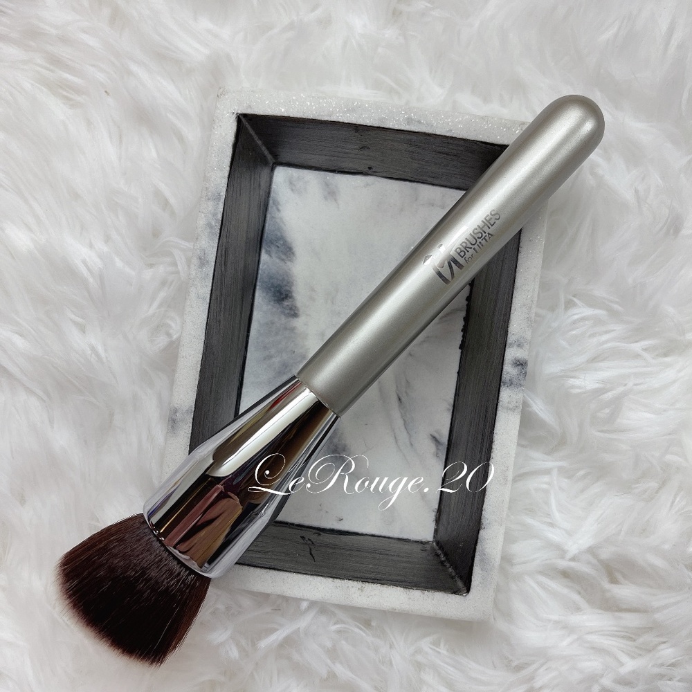 It cosmetics 110 buffing foundation brush